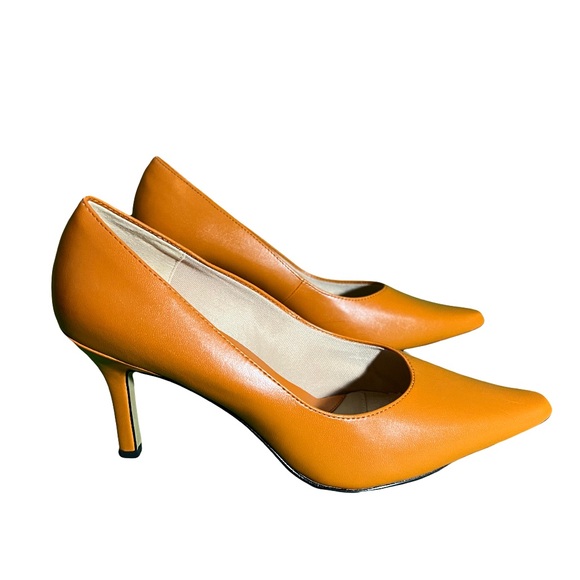 Brand New never worn DONNA LAWRENCE ORANGE HEELS - Picture 1 of 3